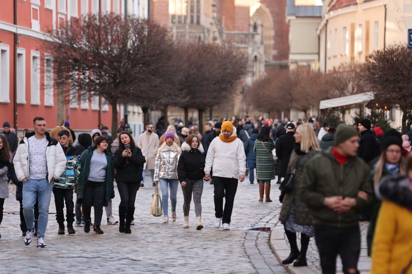 Spacerowicze podczas świąt we Wrocławiu. Okolice bulwarów i Ostrowa Tumskiego