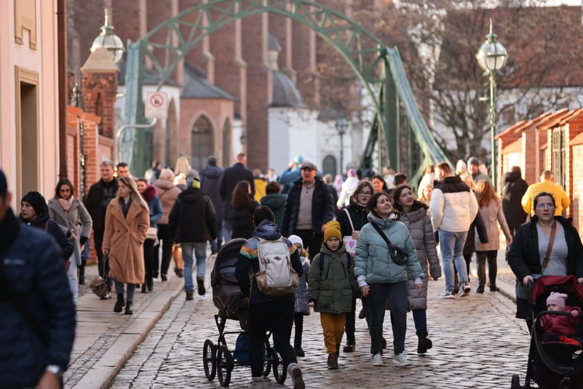 Spacerowicze podczas świąt we Wrocławiu. Okolice bulwarów i Ostrowa Tumskiego