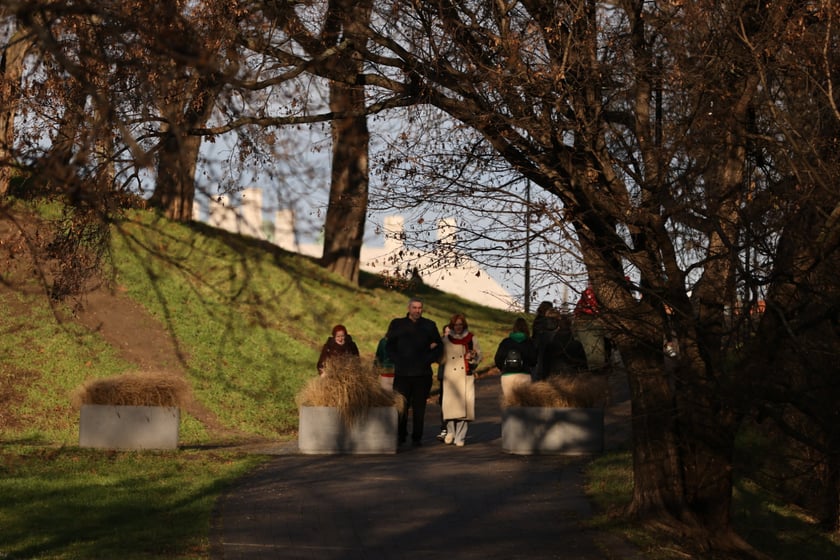 Spacerowicze podczas świąt we Wrocławiu. Okolice bulwarów i Ostrowa Tumskiego