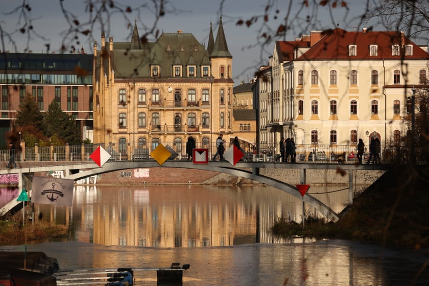 Spacerowicze podczas świąt we Wrocławiu. Okolice bulwarów i Ostrowa Tumskiego