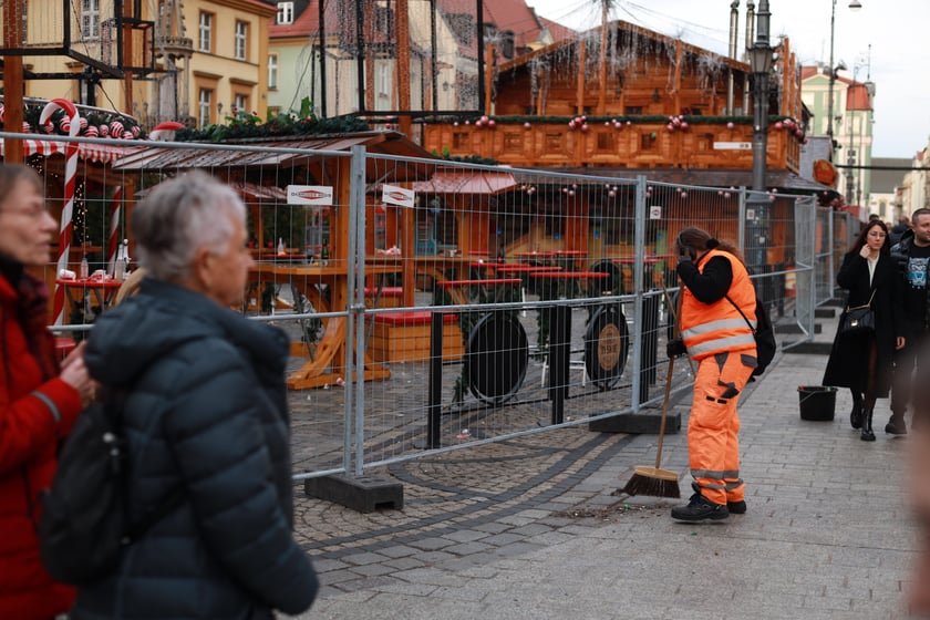 Na zdjęciu widać zamknięty Jarmark Bożonarodzeniowy we Wrocławiu