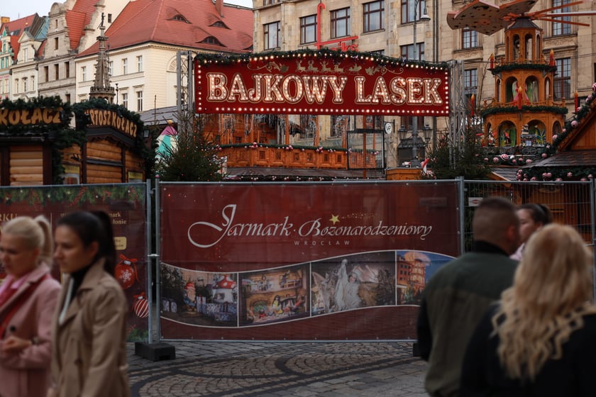 Na zdjęciu widać zamknięty Jarmark Bożonarodzeniowy we Wrocławiu