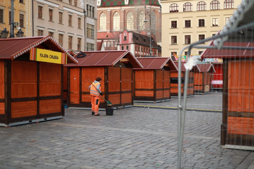 Na zdjęciu widać zamknięty Jarmark Bożonarodzeniowy we Wrocławiu