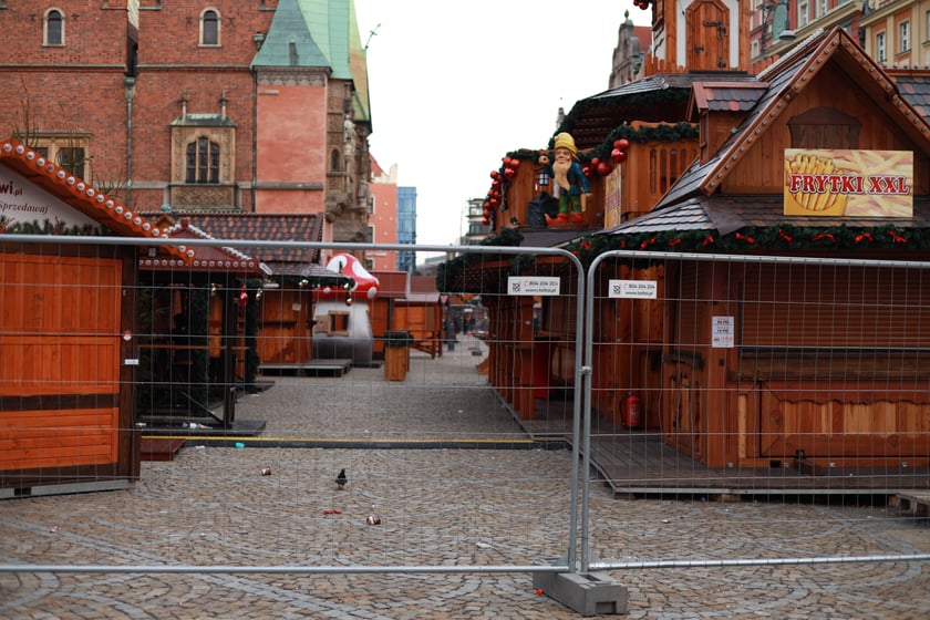 Na zdjęciu widać zamknięty Jarmark Bożonarodzeniowy we Wrocławiu