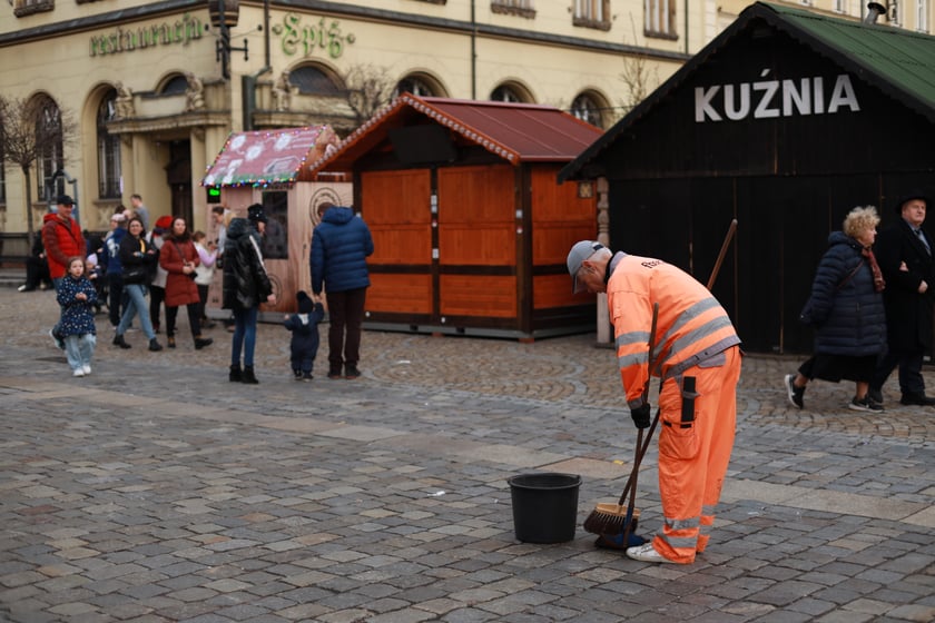 Na zdjęciu widać zamknięty Jarmark Bożonarodzeniowy we Wrocławiu