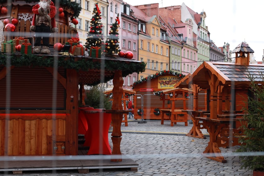 Na zdjęciu widać zamknięty Jarmark Bożonarodzeniowy we Wrocławiu