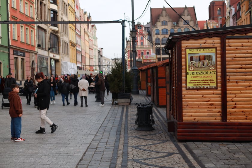 Na zdjęciu widać zamknięty Jarmark Bożonarodzeniowy we Wrocławiu