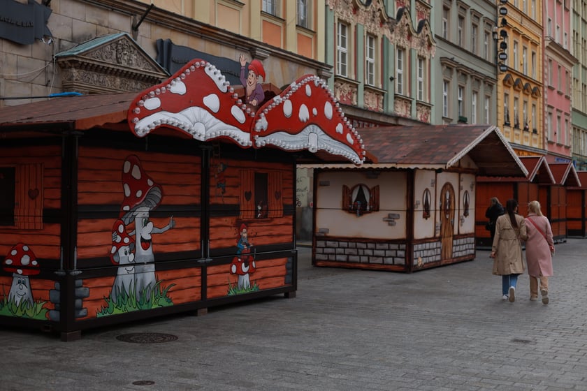 Na zdjęciu widać zamknięty Jarmark Bożonarodzeniowy we Wrocławiu