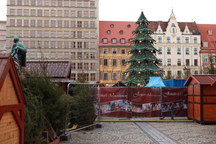 Na zdjęciu widać zamknięty Jarmark Bożonarodzeniowy we Wrocławiu