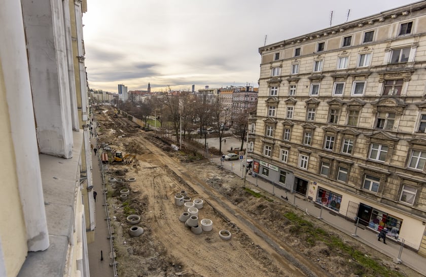 Aura dopisuje, więc duży remont na ulicy Pomorskiej i placu Staszica prowadzony jest cały czas. Zobaczcie na zdjęciach jak idą prace.