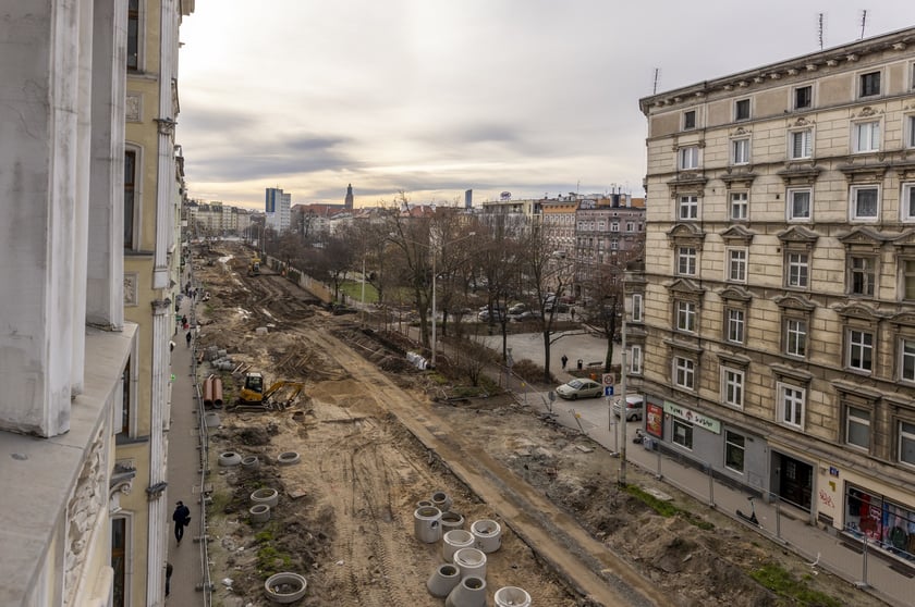 Aura dopisuje, więc duży remont na ulicy Pomorskiej i placu Staszica prowadzony jest cały czas. Zobaczcie na zdjęciach jak idą prace.