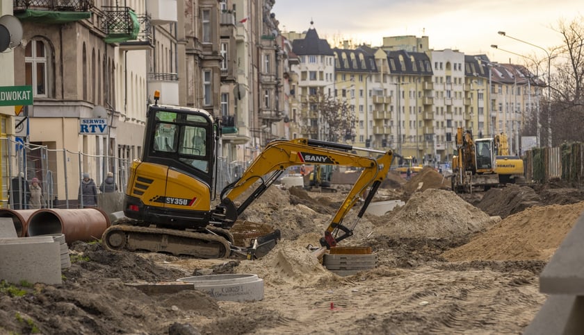 Aura dopisuje, więc duży remont na ulicy Pomorskiej i placu Staszica prowadzony jest cały czas. Zobaczcie na zdjęciach jak idą prace.