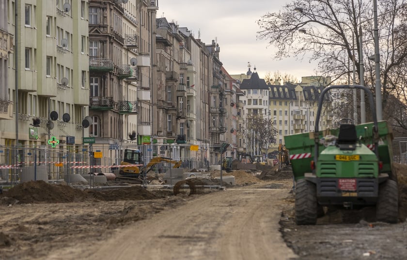 Aura dopisuje, więc duży remont na ulicy Pomorskiej i placu Staszica prowadzony jest cały czas. Zobaczcie na zdjęciach jak idą prace.