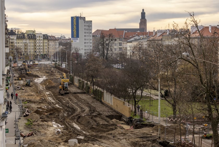 Aura dopisuje, więc duży remont na ulicy Pomorskiej i placu Staszica prowadzony jest cały czas. Zobaczcie na zdjęciach jak idą prace.