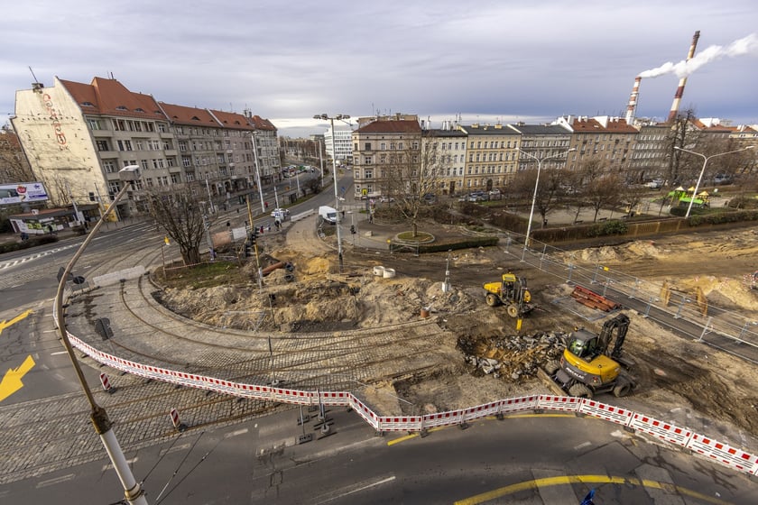 Aura dopisuje, więc duży remont na ulicy Pomorskiej i placu Staszica prowadzony jest cały czas. Zobaczcie na zdjęciach jak idą prace.