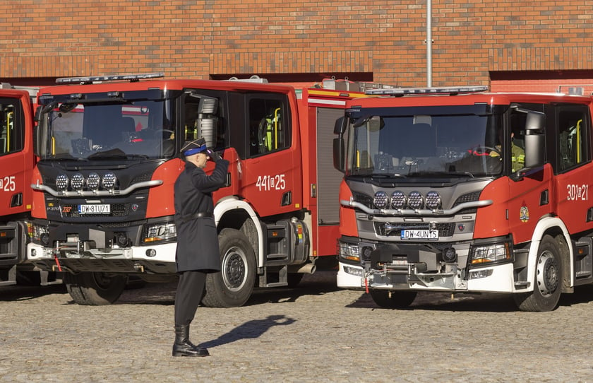 Uroczystość przekazania wozów ratowniczo-gaśniczych dolnośląskiem strażakom