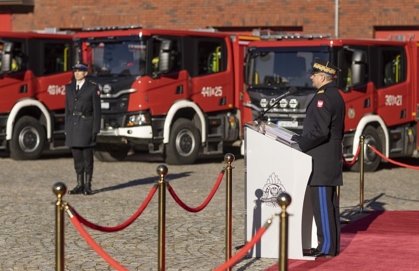 Uroczystość przekazania wozów ratowniczo-gaśniczych dolnośląskiem strażakom