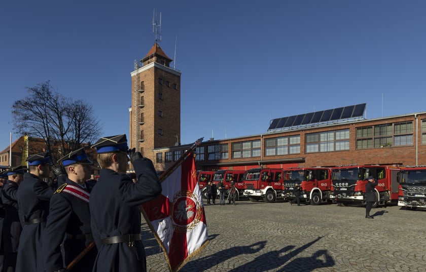 Uroczystość przekazania wozów ratowniczo-gaśniczych dolnośląskiem strażakom