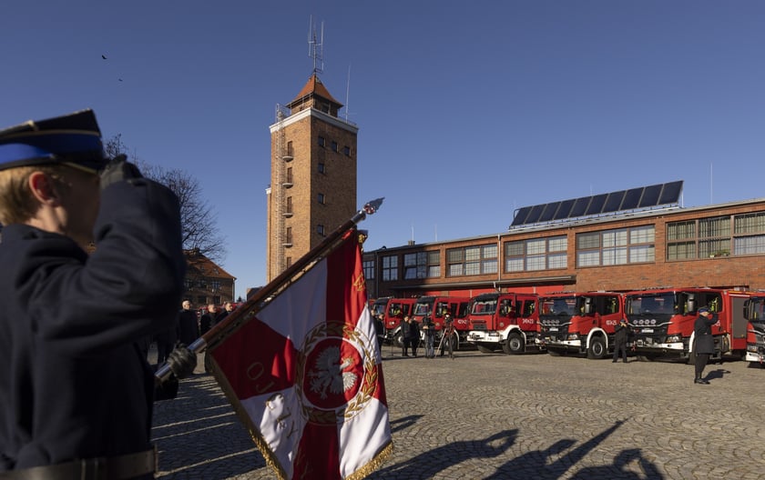 Uroczystość przekazania wozów ratowniczo-gaśniczych dolnośląskiem strażakom