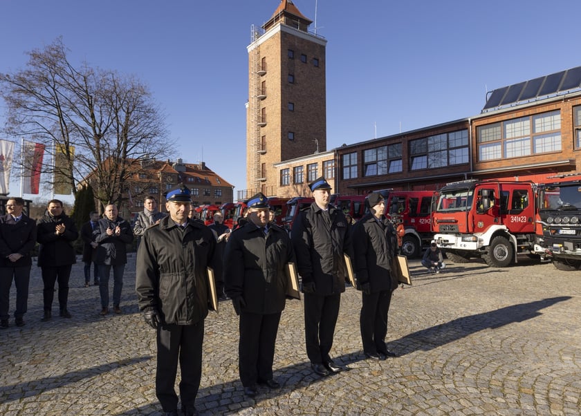 Uroczystość przekazania wozów ratowniczo-gaśniczych dolnośląskiem strażakom. Strażacy z Bolesławca wyróżnieni za uratowanie życia dwóch osób