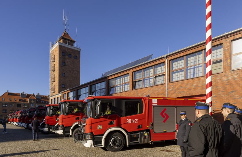 Uroczystość przekazania wozów ratowniczo-gaśniczych dolnośląskiem strażakom