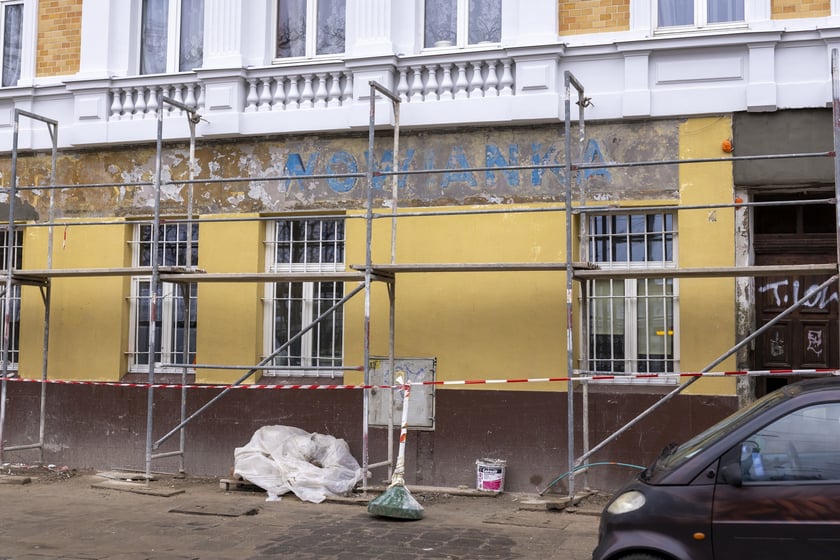 Remontowana kamienica przy ul. Słowiańskiej 17 i odkryty napis
