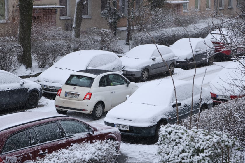 Na zdjęciach ulice we Wrocławiu w śniegu, 21.01.2023 r.