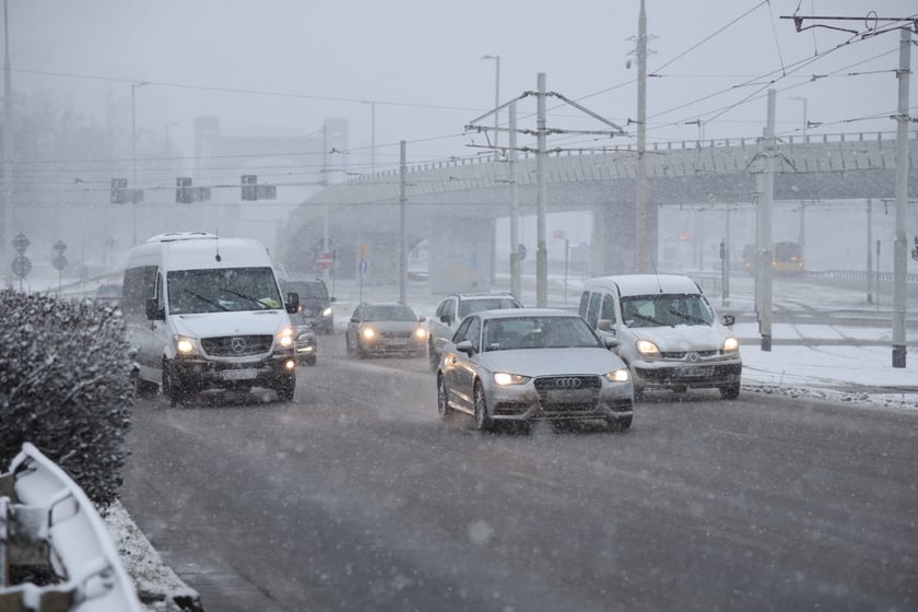 Na zdjęciach ulice we Wrocławiu w śniegu, 21.01.2023 r.