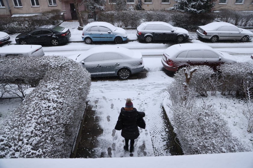 Na zdjęciach ulice we Wrocławiu w śniegu, 21.01.2023 r.