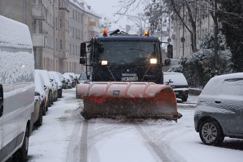 Na zdjęciach ulice we Wrocławiu w śniegu, 21.01.2023 r.