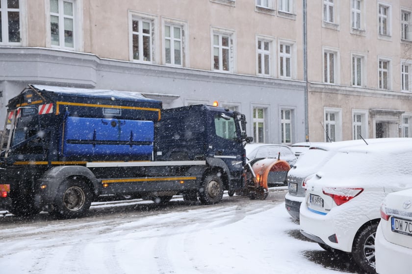 Na zdjęciach ulice we Wrocławiu w śniegu, 21.01.2023 r.