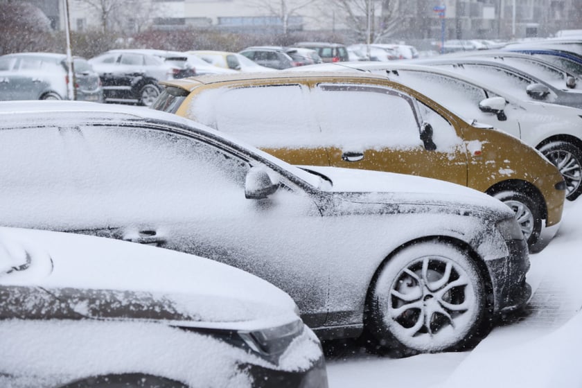 Na zdjęciach ulice we Wrocławiu w śniegu, 21.01.2023 r.