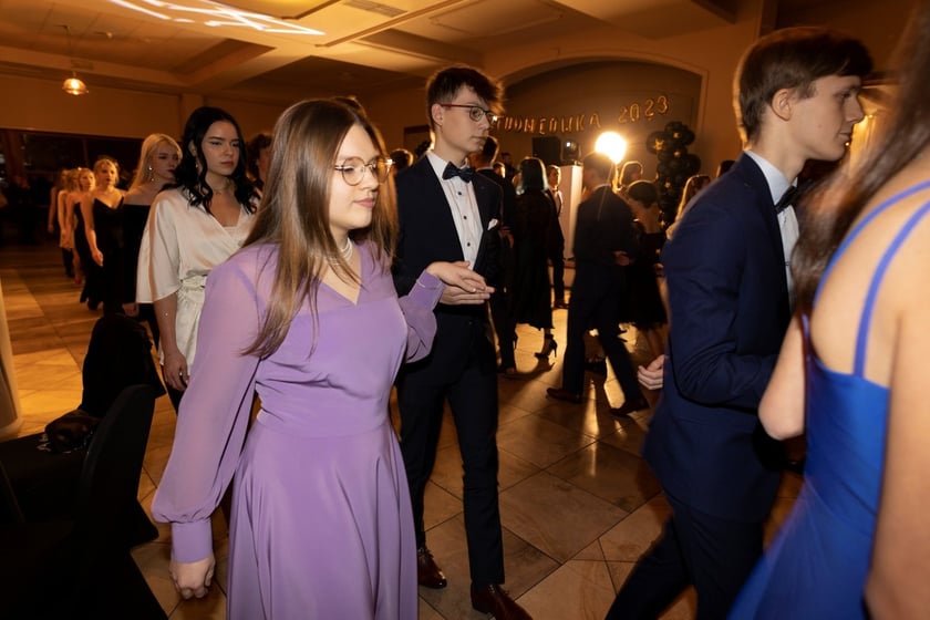 Na zdjęciu licealiści III LO na balu studniówkowym 21.01.2023 r.