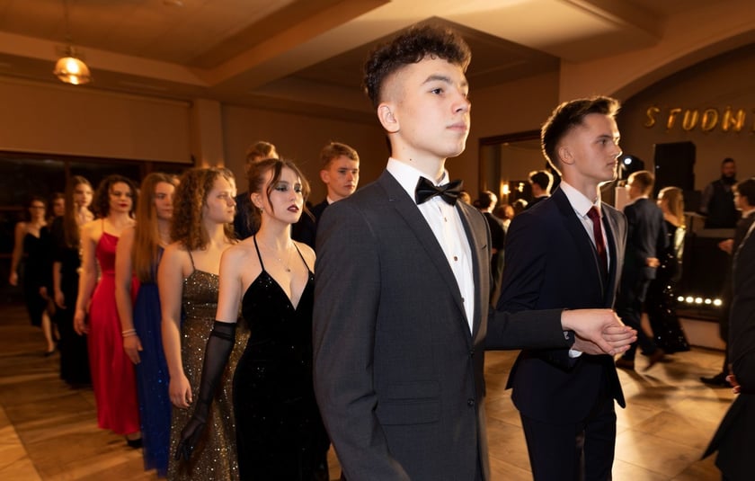 Na zdjęciu licealiści III LO na balu studniówkowym 21.01.2023 r.