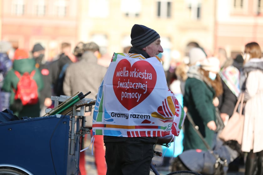 Finał WOŚP na wrocławskim Rynku. Mężczyzna z sercem WOŚP na plecach