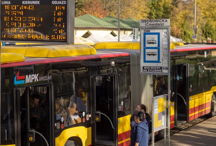 MPK posiada 328 autobus&oacute;w. Na zlecenie miejskiego przewoźnika kursuje też 69 pojazd&oacute;w firmy Michalczewski oraz 30 sp&oacute;łki Mobilis. Wszystkie autobusy są niskopodłogowe.
System komunikacji autobusowej we Wrocławiu w układzie stałym składa się ze&nbsp;125&nbsp;linii

49 normalnych,
5 pośpiesznych,
3 szczytowych,
3 podmiejskich,
27 strefowych,&nbsp;
17 linii nocnych,
8 gminy Siechnice,
5 gminy Czernica,
8 gminy Kobierzyce.

Wszystkie pojazdy nabywane oraz modernizowane w ostatnich latach wyposażone są w system zapowiedzi głosowych, duże wyświetlacze z przebiegiem trasy, klimatyzację oraz ładowarki USB i monitoring.
&nbsp;
Oto jakie autobusy kursują po Wrocławiu:
51 niskopodłogowych, klimatyzowanych, 12-metrowych autobus&oacute;w wyprodukowanych w latach 2017-2020
119 niskopodłogowych, klimatyzowanych, 18-metrowych, przegubowych autobus&oacute;w wyprodukowanych w latach 2017-2020.
57 niskopodłogowych, klimatyzowanych, 12-metrowych autobus&oacute;w wyprodukowanych w latach 2008-2009.
42 niskopodłogowe, klimatyzowane, 18-metrowe, przegubowe autobusy wyprodukowane w latach 2008-2009.
45 niskopodłogowych, klimatyzowanych, 12-metrowych autobus&oacute;w wyprodukowanych w 2014 roku.
12 niskopodłogowych, klimatyzowanych, 18-metrowych, przegubowych autobus&oacute;w wyprodukowanych w 2014 roku.
Jeden niskopodłogowy, 12-metrowy autobus wyprodukowany w 2006 roku. Obecnie jest traktowany jako pojazd historyczny i nie kursuje na regularnych liniach.&nbsp;
Jeden niskopodłogowy, 18-metrowy, przegubowy autobus wyprodukowany w 2006 roku. R&oacute;wnież traktowany jako pojazd historyczny.&nbsp;
W połowie br. trafić do Wrocławia ma też 13 elektrycznnych autobus&oacute;w.