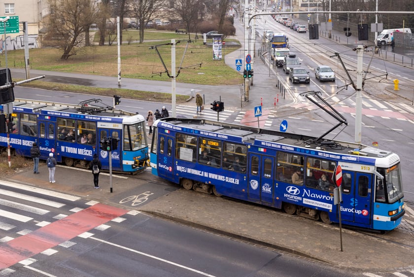 Niezmiennie od lat, najdłuższą linią tramwajową jest linia nr&nbsp;20. Trwamwaje tej linii kursują między Oporowem a Leśnicą. Kurs w jedną stronę zajmuje około godzinę i w tym czasie tramwaj przejeżdża blisko 19 km zatrzymując sie na 39 przystankach.
Drugą najdłuższą linią tamwajową jest linia nr 10, kt&oacute;ra liczy 36 przystank&oacute;w i 18 kilometr&oacute;w.&nbsp;
Najdłuższą linią autobus&oacute;w jest:&nbsp;246. Ta trasa biegnie od Świniar do Kozanowa. Na tej trasie autobus pokonuje 35 km i zatrzymuje się aż na 72 przystankach!
&nbsp;