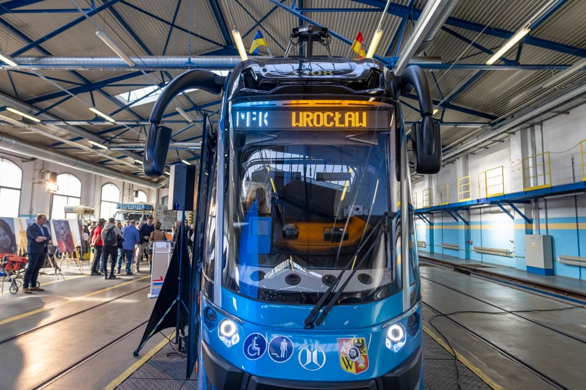 MPK Wrocław powiększa tabor tramwajowy o 46 Moderus'&oacute;w Gamma, kt&oacute;rych dostawa rozpoczęła się w 2021 roku. Po jej zakończeniu przedsiębiorstwo dysponować będzie 285 tramwajami. W wyniku ostatnich inwestycji niska podłoga dostępna będzie w 67 proc. taboru tramwajowego.&nbsp;
Wszystkie pojazdy nabywane oraz modernizowane w ostatnich latach wyposażone są w system zapowiedzi głosowych, duże czytelne wyświetlacze z przebiegiem trasy, klimatyzację oraz ładowarki USB i monitoring.
&nbsp;
Docelowo MPK Wrocław posiadać będzie 46 w pełni niskopodłogowych, klimatyzowanych woz&oacute;w. Dostawa pojazd&oacute;w rozpoczęła się w 2021 roku.&nbsp;
&nbsp;
Moderus Gamma LF 07 AC - 40 częściowo niskopodłogowych, klimatyzowanych tramwaj&oacute;w wyprodukowanych w latach 2018-2019.
&nbsp;
Moderus Beta MF 24 AC 22 częściowo niskopodłogowe, klimatyzowane tramwaje z lat 2015-2017.
&nbsp;
Moderus Beta MF 19 AC 8 niskopodłogowych, klimatyzowanych tramwaj&oacute;w wyprodukowanych w 2015 roku.
&nbsp;
Pesa TWIST 2010NW 31 niskopodłogowych, klimatyzowanych tramwaj&oacute;w, jedynych dwukierunkowych w taborze MPK. Powstały w latach 2010-2011.
&nbsp;
Protram 205 WrAs 26 częściowo niskopodłogowych tramwaj&oacute;w wyprodukowanych w latach 2006-2011 we Wrocławiu. W 2021 roku przeszły kapitalne remonty zyskując klimatyzację w przedziale pasażerskim oraz

&nbsp;


&Scaron;koda 16T 17 niskopodłogowych tramwaj&oacute;w wyprodukowanych w latach 2006-2007. W latach 2021-2022 przeszły gruntowną modernizację, podczas kt&oacute;rej zyskały nowoczesną informację pasażerską oraz klimatyzację.

Protram 204 WrAs 6 dwuwagonowych skład&oacute;w wyprodukowanych w latach 2004-2007.
&nbsp;
Konstal 105 81 skład&oacute;w dwuwagonowych w wersjach 105Na, 105NWr i 105 NWrAs wyprodukowanych w latach 1975-1991.
