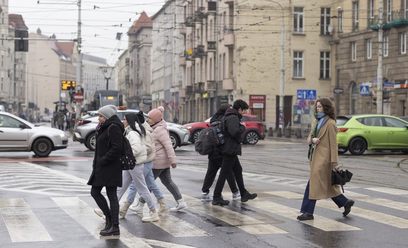 Urlop opiekuńczy, urlop z tytułu siły wyższej i zmiany w urlopach rodzicielskich &ndash; to nowości w urlopach dla pracownik&oacute;w, kt&oacute;rych można się spodziewać w 2023 r.
W sumie, w roku pracownicy zatrudnieni na umowę o pracę mogą mieć nawet 35 dni wolnych.&nbsp;Obecnie urlop wypoczynkowy to od 20 do 26 dni.