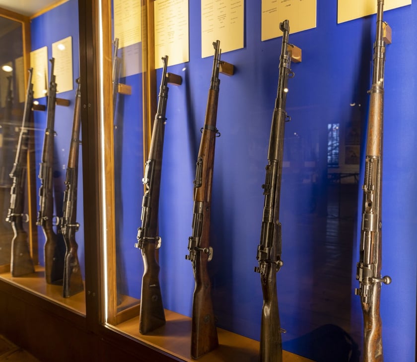 Broń, umundurowanie i odznaki wojskowe z kolekcji Muzeum Militariów we Wrocławiu