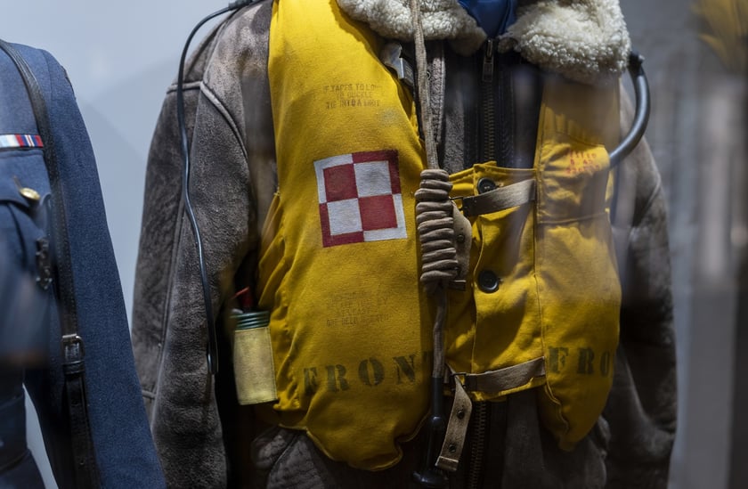 Broń, umundurowanie i odznaki wojskowe z kolekcji Muzeum Militariów we Wrocławiu