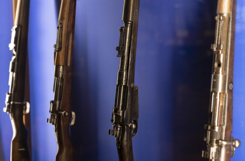Broń, umundurowanie i odznaki wojskowe z kolekcji Muzeum Militariów we Wrocławiu