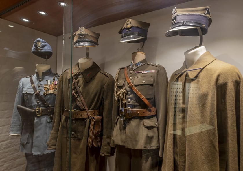 Broń, umundurowanie i odznaki wojskowe z kolekcji Muzeum Militariów we Wrocławiu