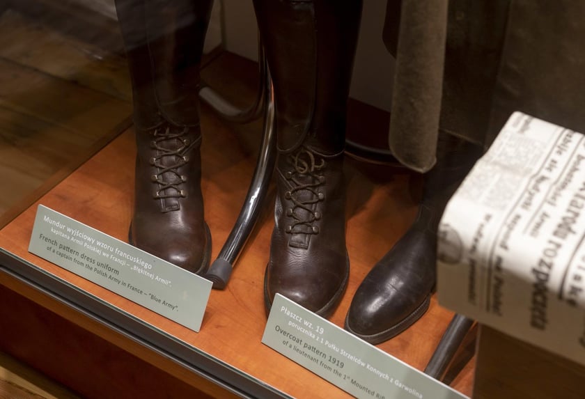 Broń, umundurowanie i odznaki wojskowe z kolekcji Muzeum Militariów we Wrocławiu