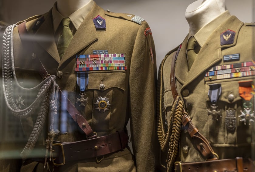 Broń, umundurowanie i odznaki wojskowe z kolekcji Muzeum Militariów we Wrocławiu