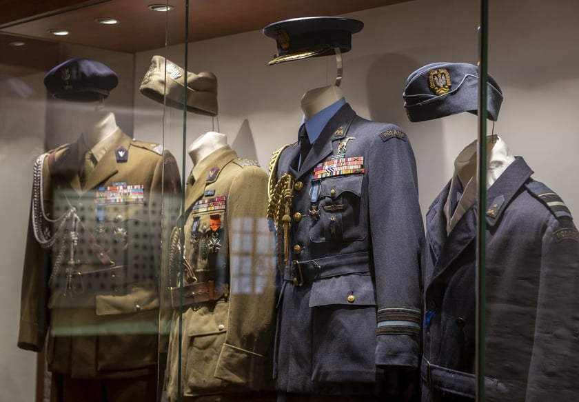 Broń, umundurowanie i odznaki wojskowe z kolekcji Muzeum Militariów we Wrocławiu