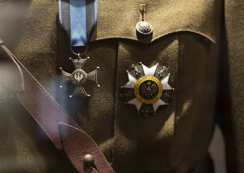 Broń, umundurowanie i odznaki wojskowe z kolekcji Muzeum Militariów we Wrocławiu