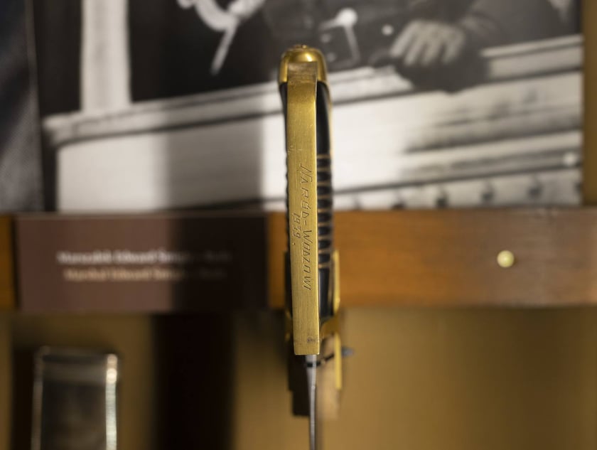 Broń, umundurowanie i odznaki wojskowe z kolekcji Muzeum Militariów we Wrocławiu