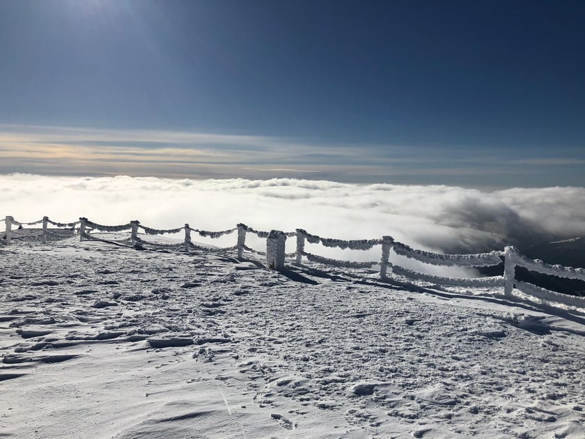 WOM Śnieżka (Wysokogórskie Obserwatorium Meteorologiczne). Przy pięknej pogodzie i dobrej widzialności ze Śnieżki można podziwiać widoki na odległość kilkudziesięciu kilometrów.