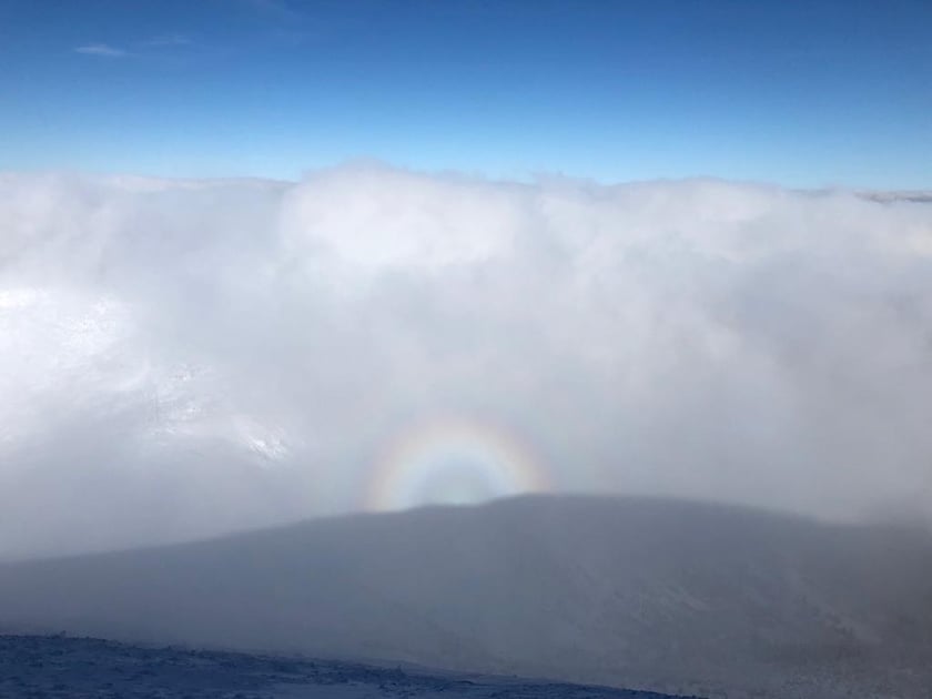 WOM Śnieżka (Wysokogórskie Obserwatorium Meteorologiczne). Przy pięknej pogodzie i dobrej widzialności ze Śnieżki można podziwiać widoki na odległość kilkudziesięciu kilometrów.